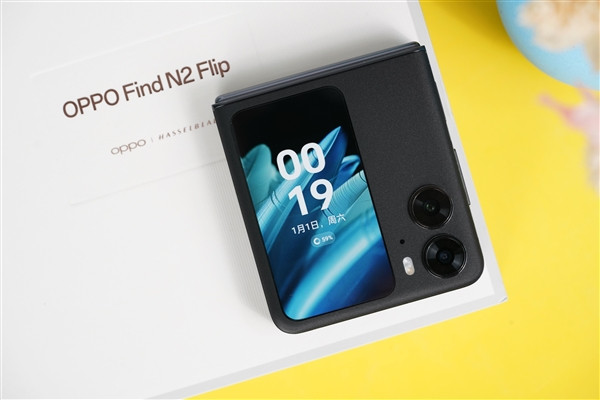 OPPO Find N2 Flip系统更新，直接通过外屏使用微信与好友聊天