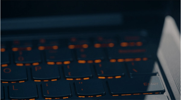 联想公布YOGA Pro 系列笔记本的外观：键盘拥有橙色背光，A 面采用全新 ID 设计