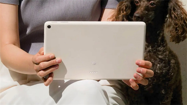 谷歌 Pixel Tablet 平板有 128GB/256GB 两个版本两种颜色，售价 600 美元起