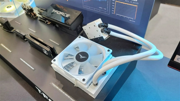 十铨展出专为PCIe 5.0 SSD设计的120mm冷排水冷散热器