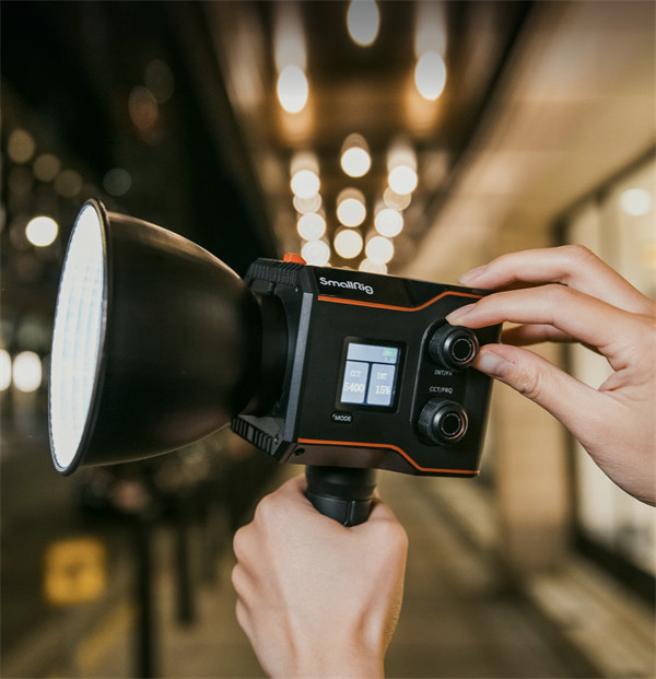 斯莫格推出rc60b影视补光灯
