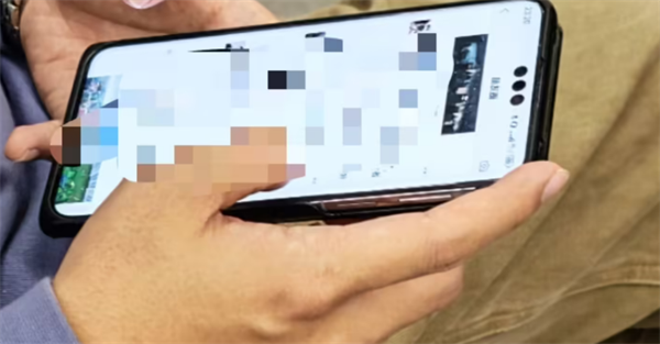 华为 Mate70 系列真机曝光：居中三挖孔屏，电源键增大