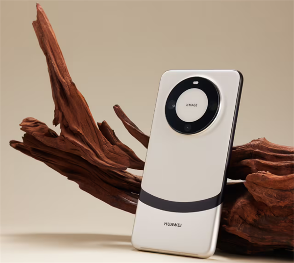 华为 Mate70 系列真机曝光：居中三挖孔屏，电源键增大