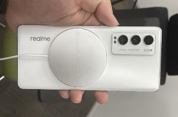 Realme GT “大师版”原型机与 MagDart 无线充电板谍照曝光