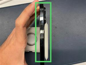 1049苹果MagSafe双项充电器被用户吐槽 跟iPhone 14不兼容 有凸起手机不能平放