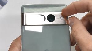 谷歌 Pixel 7 Pro 手机耐用性测试：摄像头凸起极易被划伤 手机出现轻微断裂