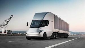 特斯拉向百事公司交付了首批 Tesla Semi 电动半挂卡车，将具500英里（约805公里）续航里程