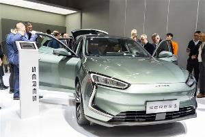 赛力斯在1月13日发布的新能源战略车型 SERES 5，订单超过 2 万台