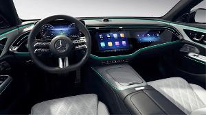 全新梅赛德斯-奔驰 E 级车智能座舱全球首发，MBUX 超级屏