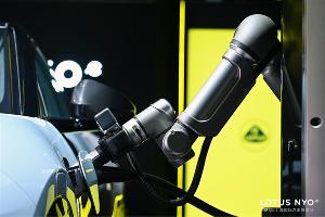路特斯发布独立研发的全球第一款量产“闪充机器人”