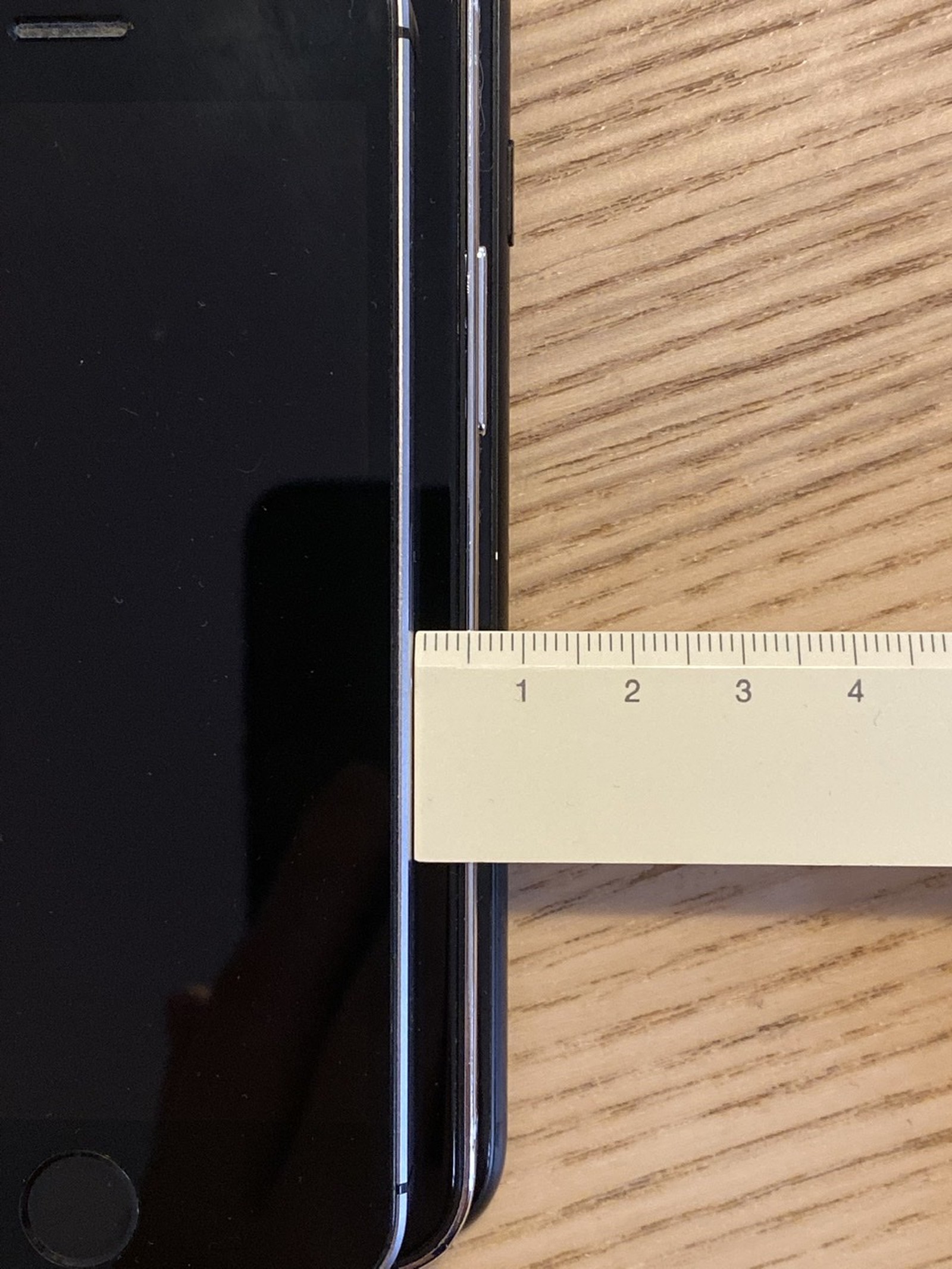 5.4英寸iPhone 12机模现身：对比iPhone 7和初代SE尺寸