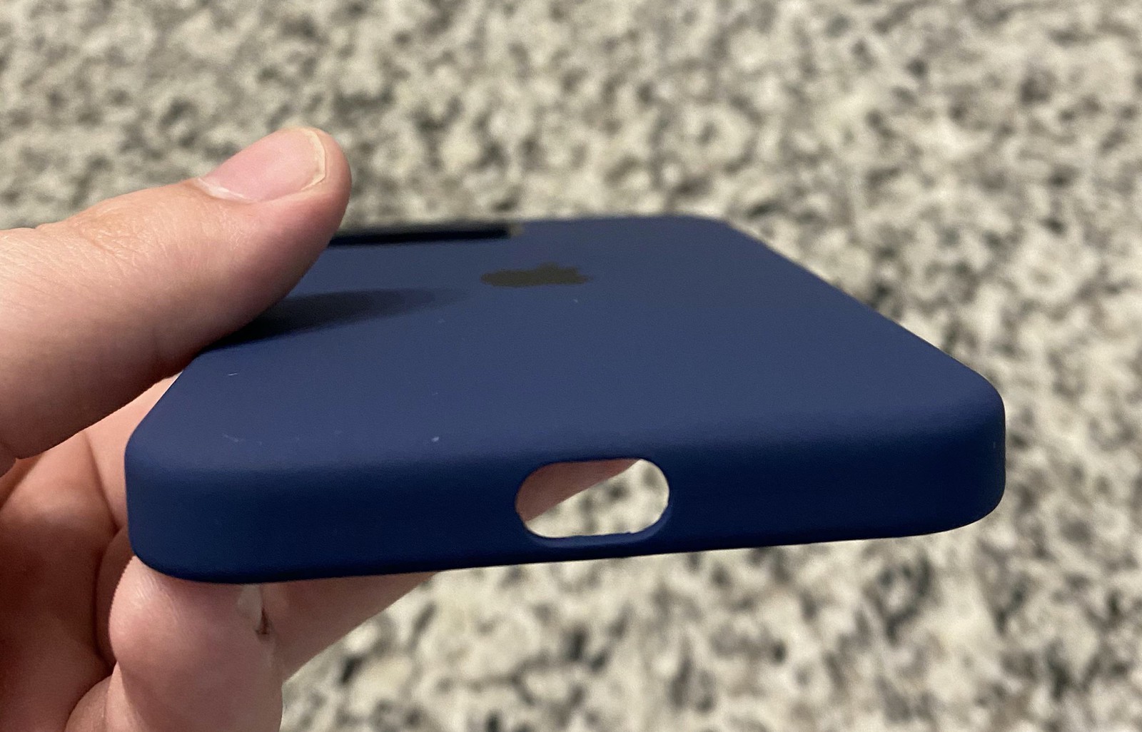 部分用户买到了没有扬声器开孔的iPhone 12硅胶保护壳