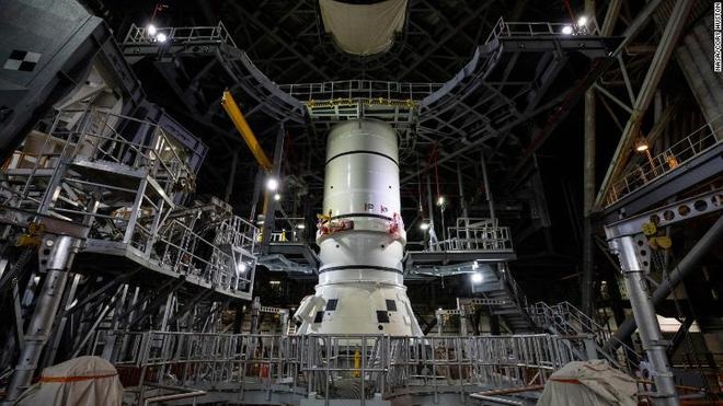 NASA重返月球计划新进展：开始组装巨型火箭，计划明年首飞