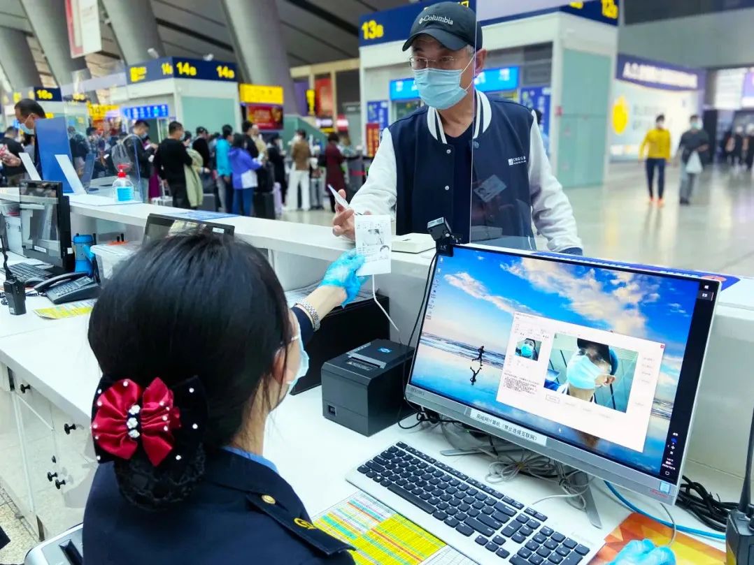 中国铁路：接受现金购票，12306 App 余票充足时可为 60 岁以上老年旅客自动分配下铺