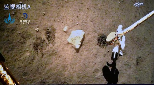 来自月球的「土特产」，嫦娥五号完成月面自动采样封装