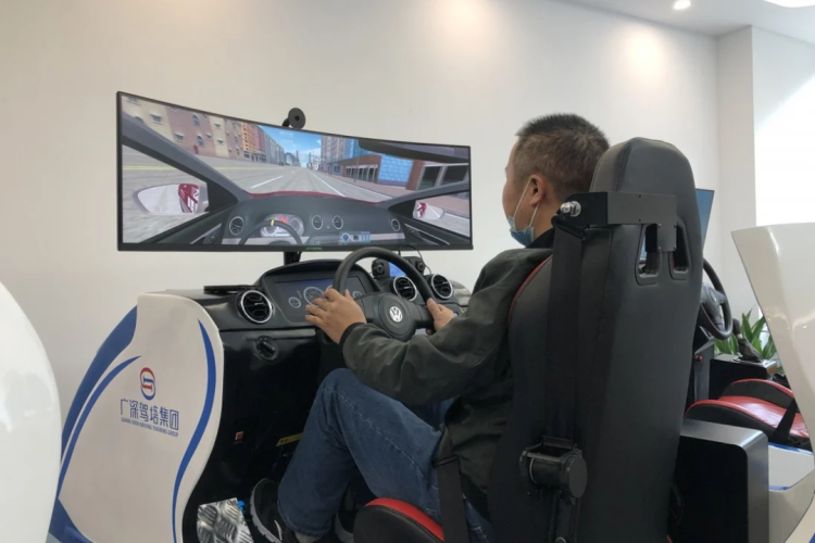 坐在AI模拟器上随时随地就能学驾驶，传统驾校要被舍弃