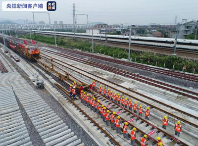 我国首条民营控股高铁杭绍台铁路全线铺轨贯通 预计今年年底开通运营