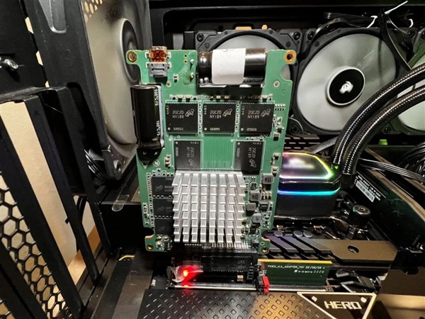 慧荣SM8836主控能够跑出13.6GB/s的顺序读取速度！达到了PCIe 5.0 x4的天花板