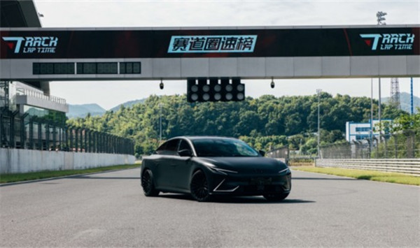 智己L7高性能版以1分42秒212在浙江国际赛车场创造最快量产电动车记录