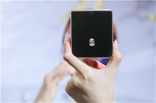 心系天下三星W23 Flip纵向折叠屏手机发布：融合艺术与科技