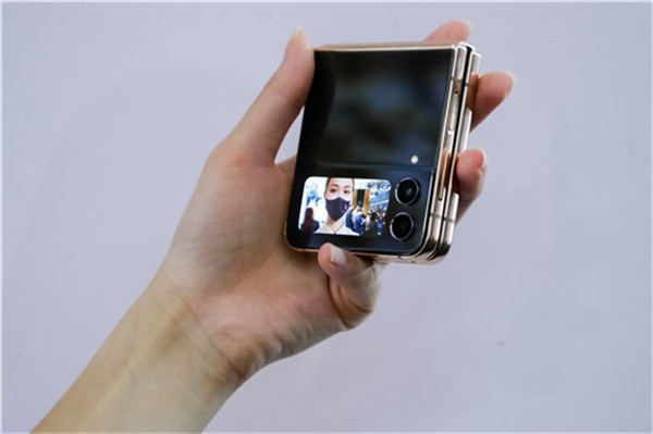 心系天下三星W23 Flip纵向折叠屏手机发布：融合艺术与科技