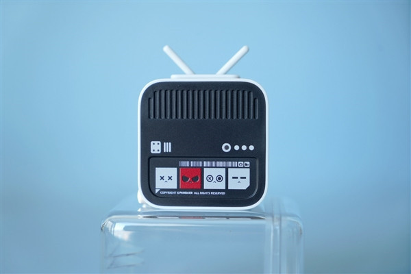 魅族上线酷似“小电视”：双USB充电器 附赠天线装饰件可以塞在两个Type-C接口中
