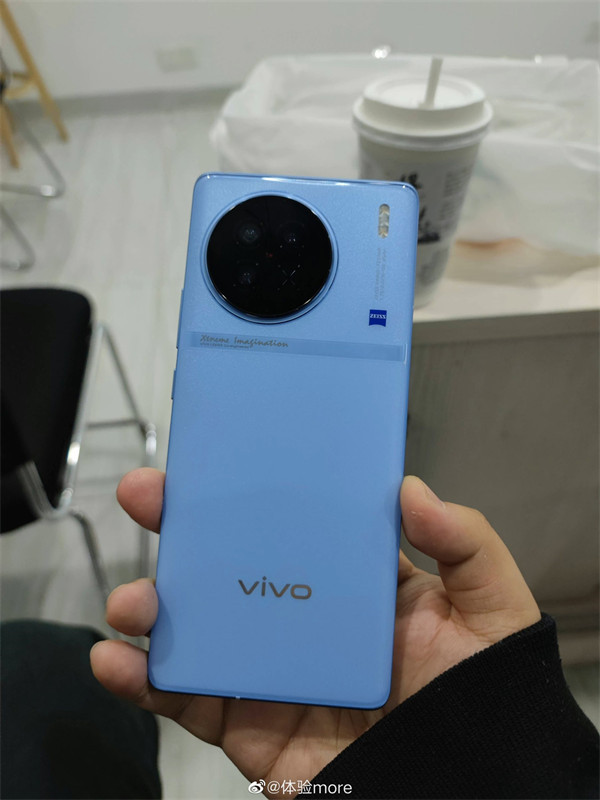 vivo X90 系列的三款配色的渲染图真机曝光：玻璃材质和素皮材质 极具质感 11月22日发布