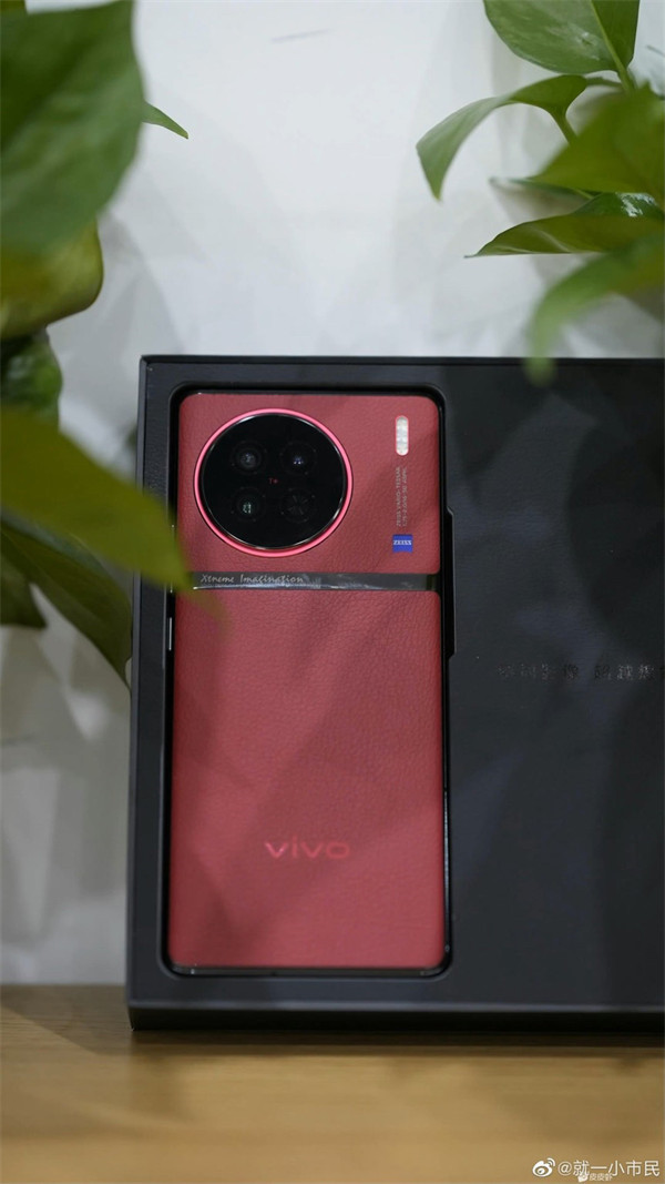 vivo X90 系列的三款配色的渲染图真机曝光：玻璃材质和素皮材质 极具质感 11月22日发布