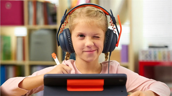 罗技面向网课的学生推出 Zone Learn 耳机，售价为 34.99 美元