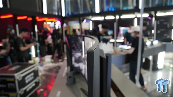 华硕展示 PG49WCD 的游戏显示器，屏幕 49 英寸