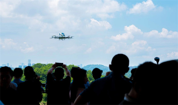 亿航智能将在深圳推出 EH216-S 自动驾驶飞行器的空中旅游观光体验服务