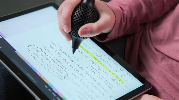 微软针对残障人士推出适用于 Surface Pen 的 3D 打印笔握