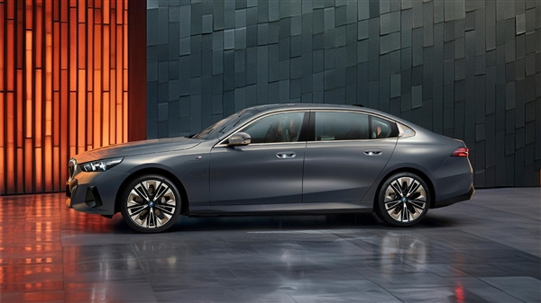 宝马推出纯电版BMW i5，将在2024年1月底上市